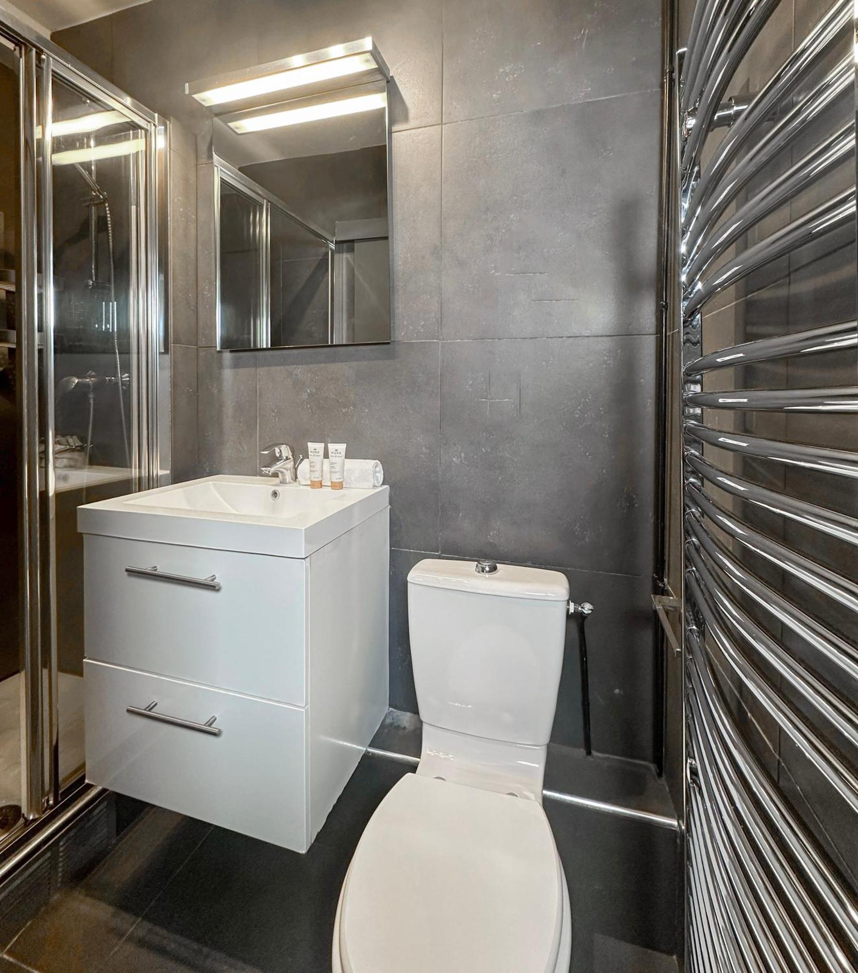 Stunning Apartment Near Eiffel Tower ปารีส ภายนอก รูปภาพ